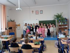 ilustracja do wpisu 
„Pszczółki” z wizytą w Szkole Podstawowej nr 2!🐝🏫🎒