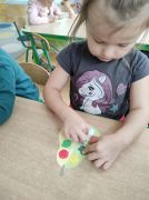 ilustracja do wpisu 
Owoce z sadu- praca plastyczna- wyklejanie plasteliną- rozwijanie sprawności dłoni i palców (mała motoryka)
